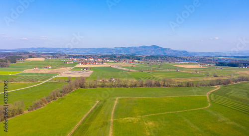 Luftaufnahme: Bayrische Landschaft im Frühling