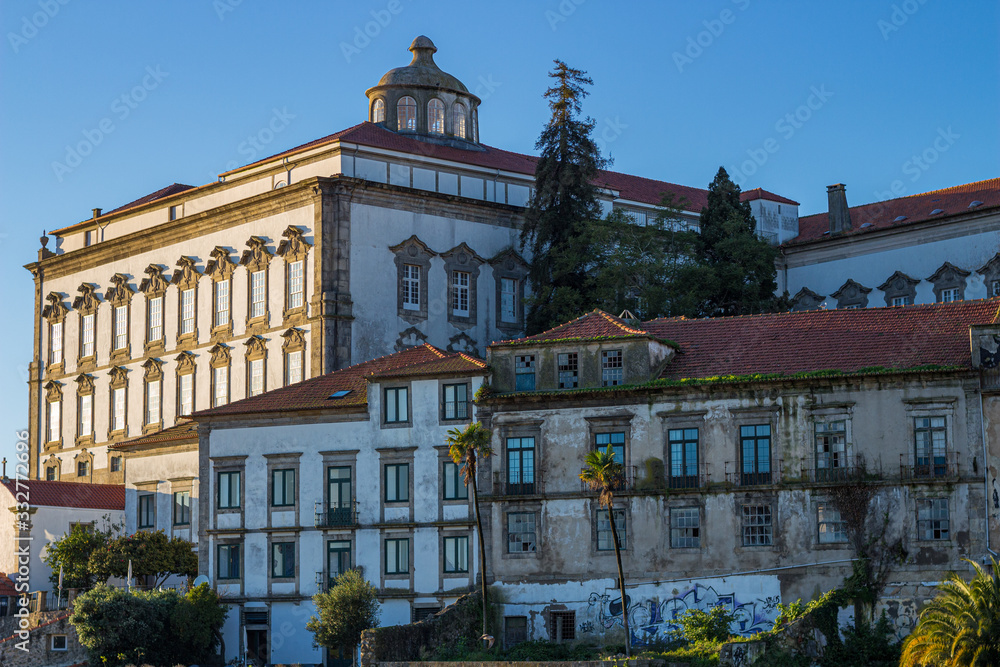 Obraz premium Iconic building of the city of Porto in Portugal seen from Vila Nova de Gaia on a sunny day