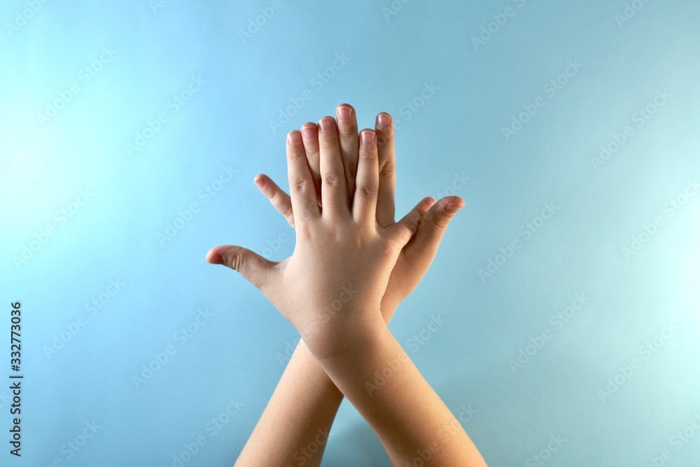 Phase 2 of hand processing in antiseptic. Processing external between the finger zones. Phase 2 of hand processing in antiseptic. Processing external between the finger zones.