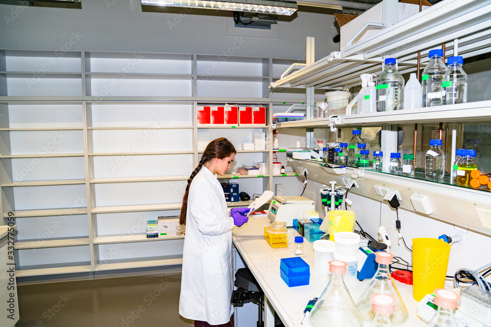 Obraz premium Female doctor or assistant prepares notes for work