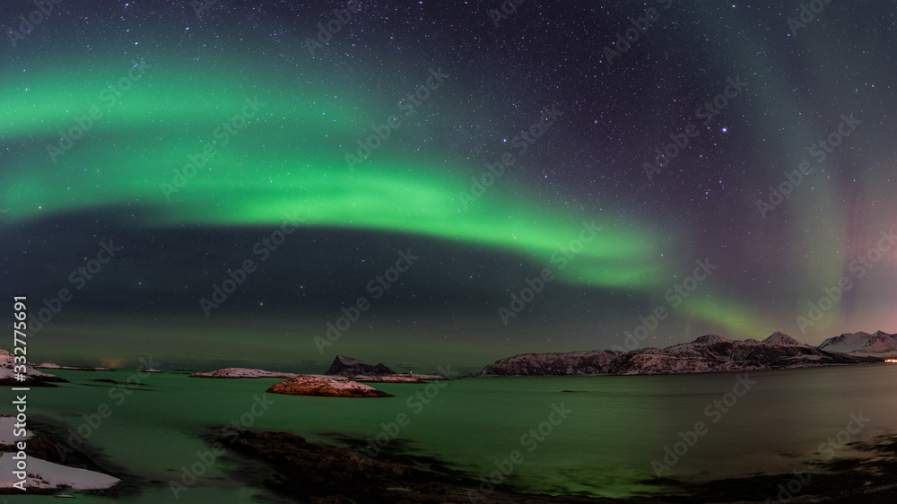 Aurora boreal sobre Sommarøy en la isla de Kvaløy, norte de Noruega en el mes de febrero