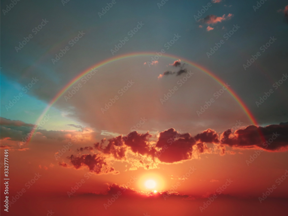 Fototapeta zachód słońca i kolorowa tęcza w błękitne niebo pochmurne piękna przyroda lato słońce światło złoto różowy niebieski ciemny zachód słońca tło