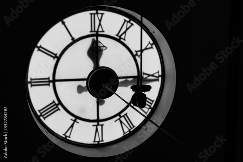 gran reloj visto desde adentro blanco y negro