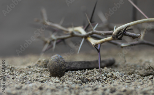 Foto crown of thorns and nails symbols of the Christian crucifixion in Easter