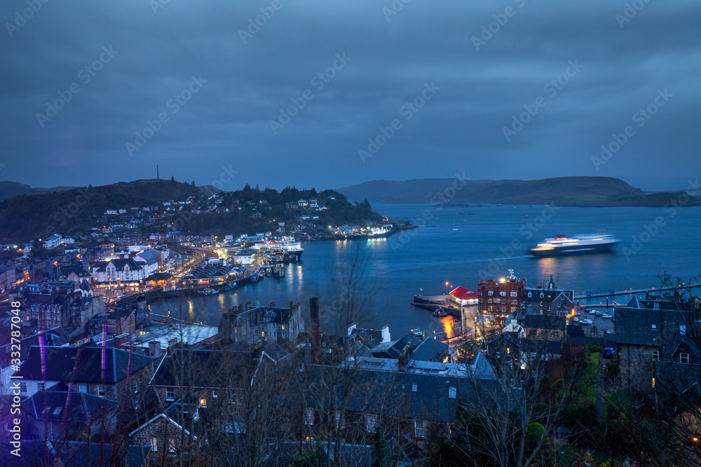 Naklejka premium Oban Harbour at Rainy Evening in Scotland