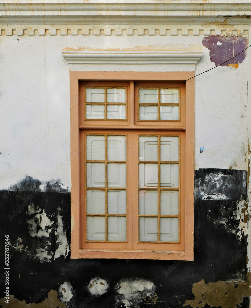 Obraz premium A simple closed window in an old house.