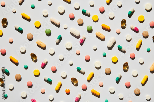 Fotografía Colorful assorted pills pattern flat lay of medicine pills colorful medicine on dark background