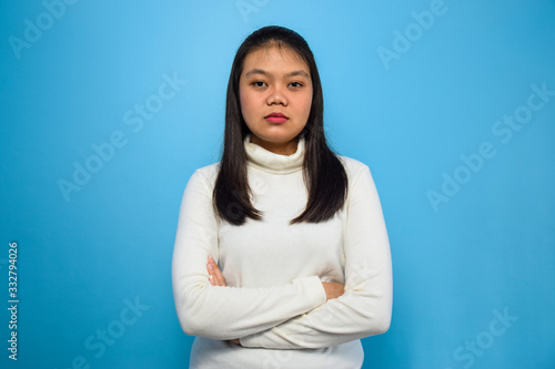 Foto Portrait of Young beautiful asian women using white T-shirt with blue isolated b