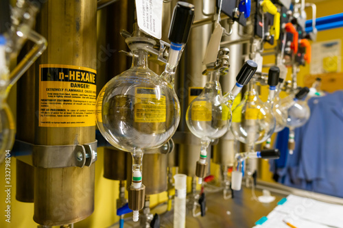 Tableau sur toile A solvent purification system in a laboratory