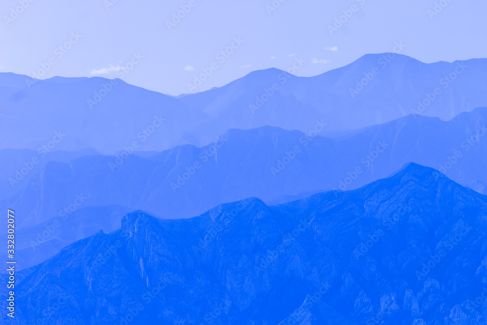montañas azules durante la madrugada en epoca de frio
