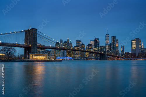 Brooklyn Bridge und New York Panorama am Abend © Awesome Pixel