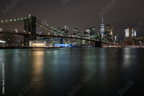 Brooklyn Bridge und New York Panorama bei Nacht