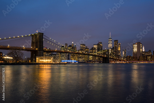 Fototapeta Naklejka Na Ścianę i Meble -  Brooklyn Bridge und New York Panorama am Abend