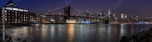 Fototapeta Naklejka Na Ścianę i Meble -  Brooklyn Bridge und New York Panorama bei Nacht