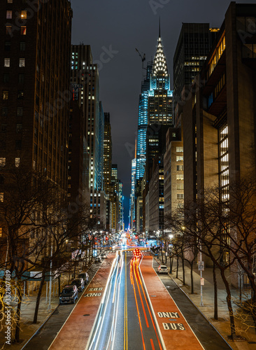 Straße in New York bei Nacht