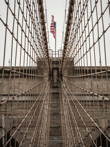 US Flagge auf Brooklyn Bridge in New York