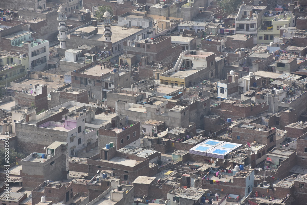 インドのラジャスタン州のジャイプル 山の上のナルガール要塞から見た街並み 密集するレンガ造りの古い建物と住居 StockFoto