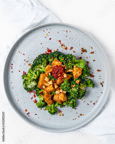 Vászonkép Broccoli with crispy tempeh