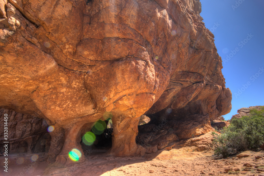 Obraz premium Stadsaal Caves, Cederberg, Western Cape, South Africa. This cavernous dome has been carved out of the rock by thousands of years of wind erosion and other weather factors.