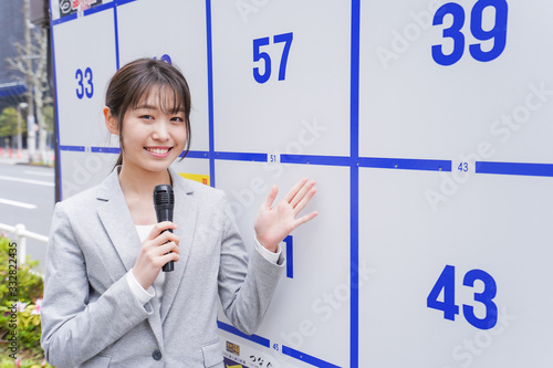 Konstfotografi 選挙の演説をする若い女性