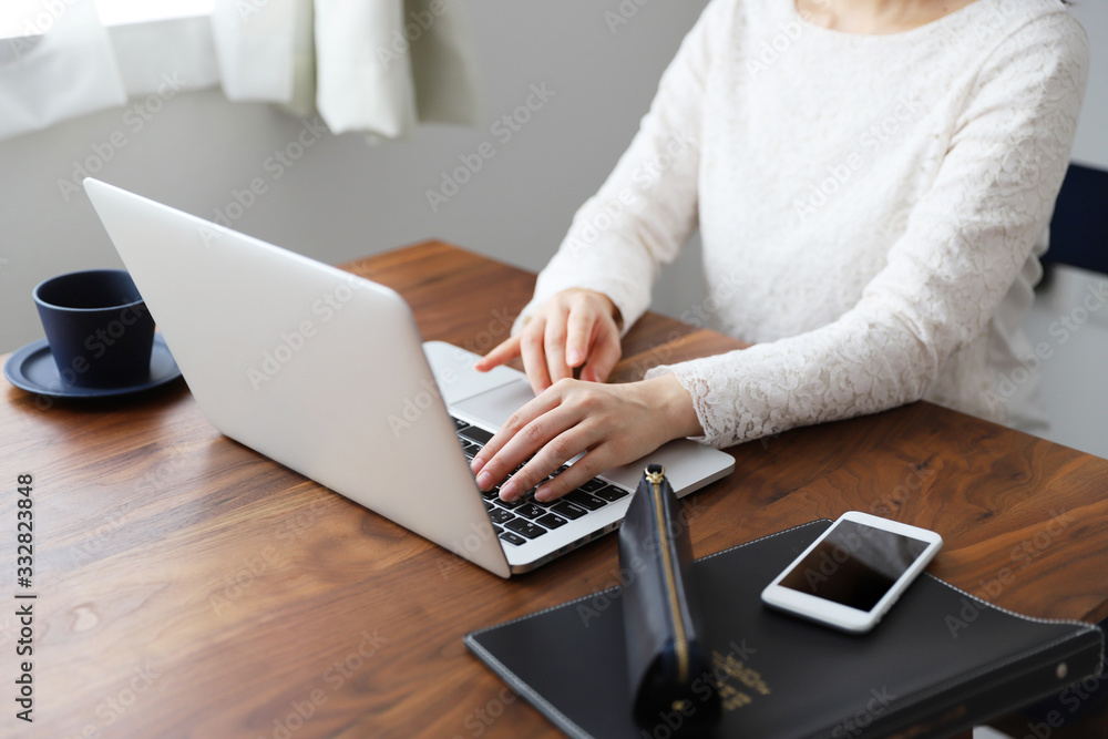 Fototapeta premium 自宅でテレワークをする女性