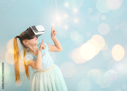 Little girl with virtual re...