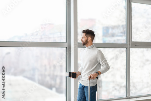 Young man waiting for his f...