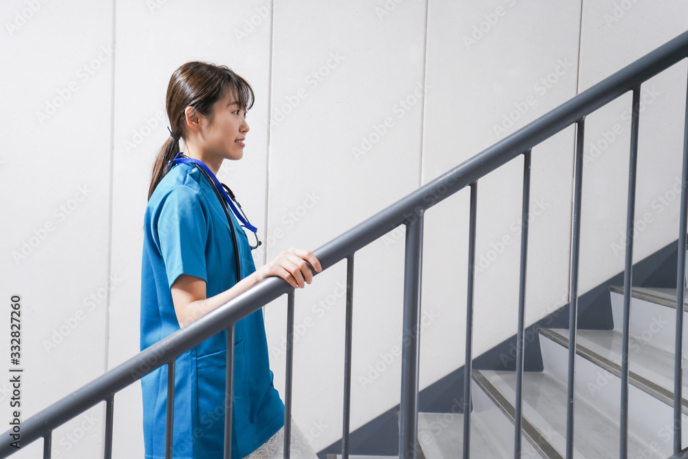 階段を使う若い看護師