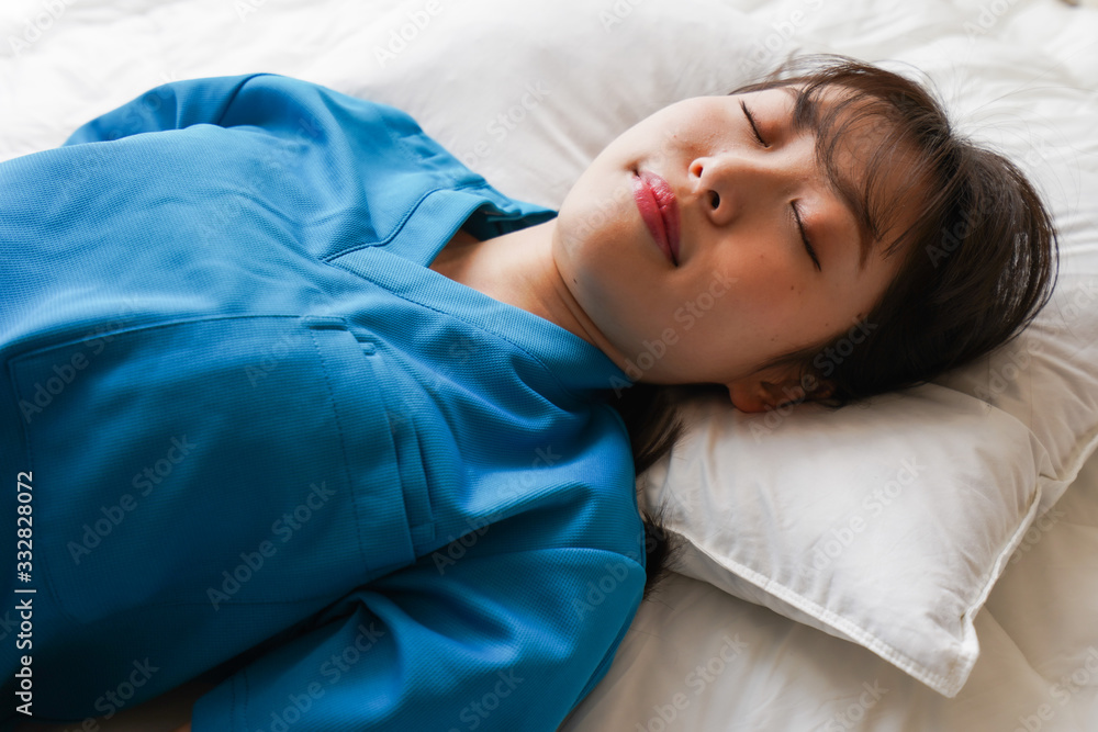 仮眠を取る若い看護師