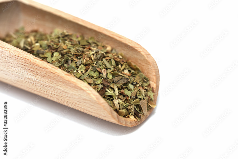 Oregano Gewürz Kräuter auf einer Gewürzschaufel Oregano Gewürz Kräuter auf einer Gewürzschaufel