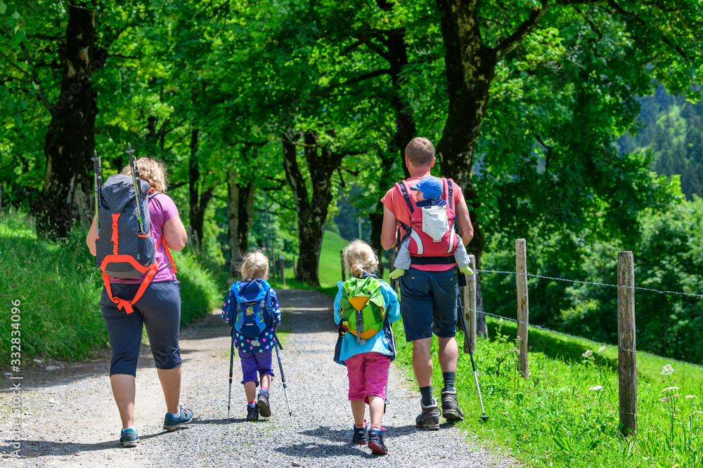Obraz premium Wandern mit der Familie in idyllischer Landschaft