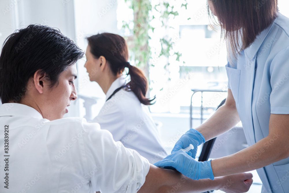 Obraz premium 採血を行う看護師