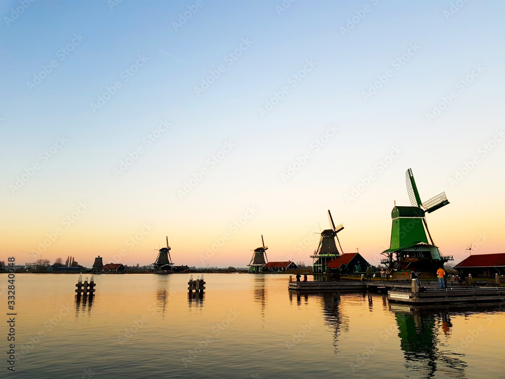 オランダアムステルダム郊外風車と夕焼け