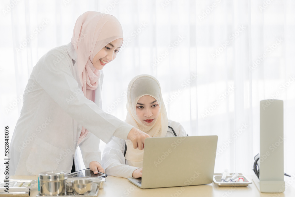 Obraz premium Woman doctor and muslim patient