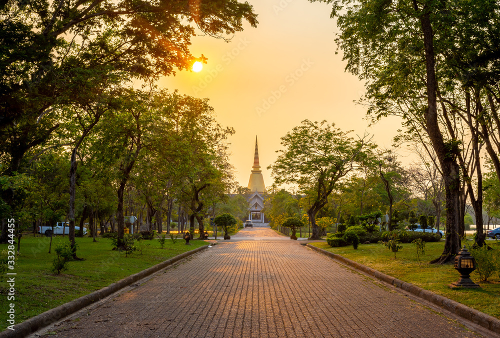 Obraz premium Golden pagoda containing sacred objects inside Buddhists come to worship Can also be used a exerciselocated at Phutthamonthon Sai 4, Nakhon Pathom, Thai