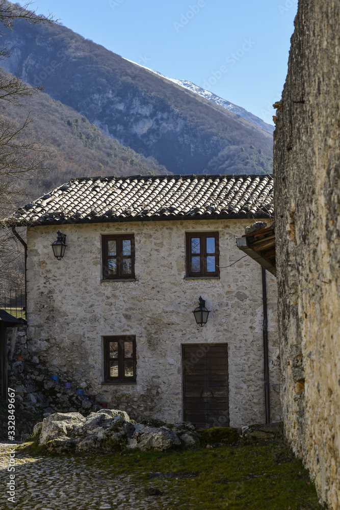 Maison en pierres dans les Abruzzes en Italie