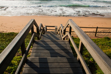 Fototapete Abstieg zum Strand Holztreppe durch Vegetation zum Strand  © lcswart