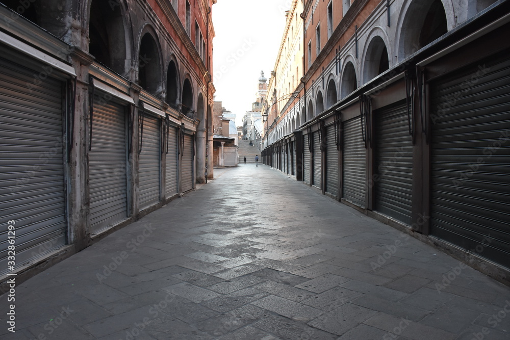Venezia Ponte di Rialto veduta dei negozi nella calle