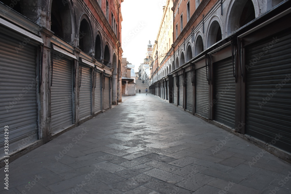 Venezia Ponte di Rialto veduta dei negozi nella calle Venezia Ponte di Rialto veduta dei negozi nella calle