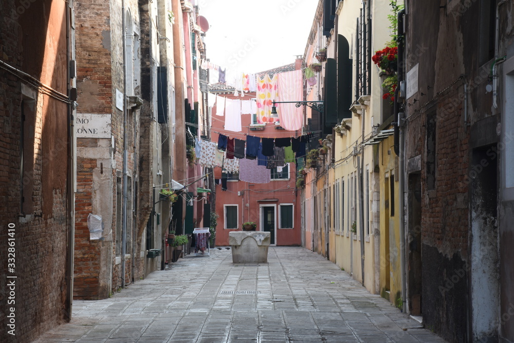 Venezia tipico campiello con pozzo antico in marmo Venezia tipico campiello con pozzo antico in marmo