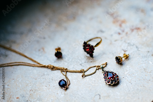 Antiker Granat- oder Rubin-Schmuck