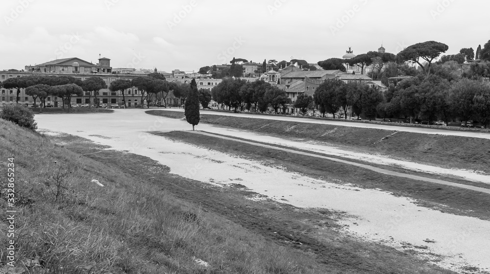 Following the coronavirus outbreak, the italian Government has decided for a massive curfew, leaving even the Old Town, usually crowded, completely deserted. Here in particular the Circus Maximus