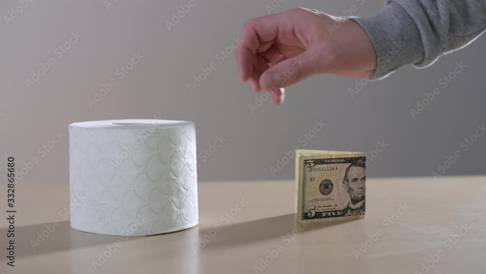 Vidéo Stock Buying toilet paper roll. Сovidiot. Man's hand holds out a