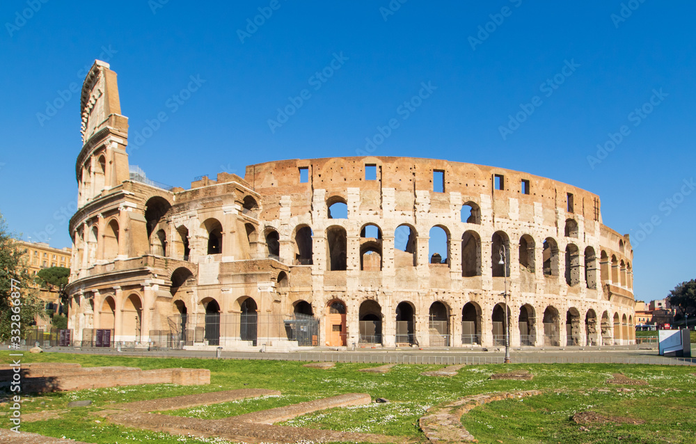 Following the coronavirus outbreak, the italian Government has decided for a massive curfew, leaving even the Old Town, usually crowded, completely deserted. Here in particular the Colosseum