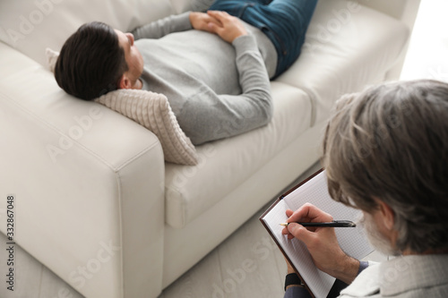 Tableau sur toile Psychotherapist and patient in office. Hypnotherapy session