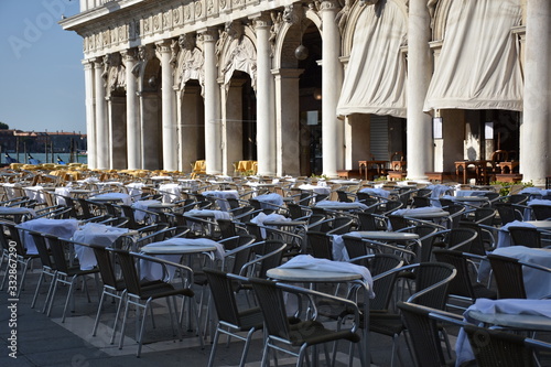 Venezia piazza san marco tipico bar con tavolini e sedie