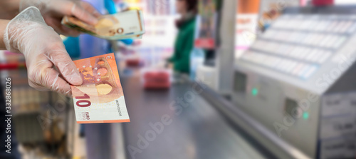Canvastavla bargeldbezahlung mit schutzhandschuhen in der corona krise