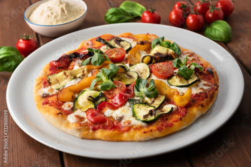 Pizza vegetariana con verdure miste 