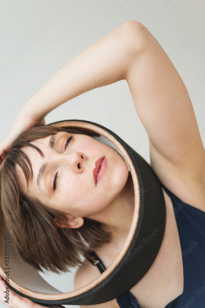 Obraz premium Woman is engaged with a yogi ring on her head