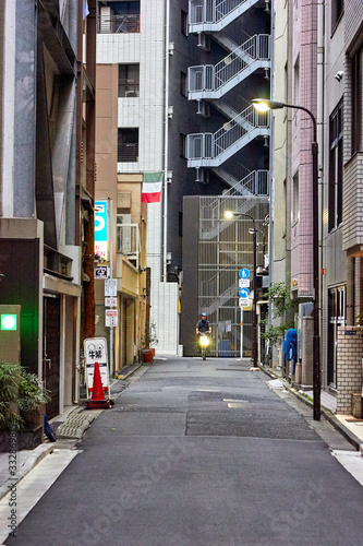 Fototapeta Naklejka Na Ścianę i Meble -  Street between tall buildings in Tokyo